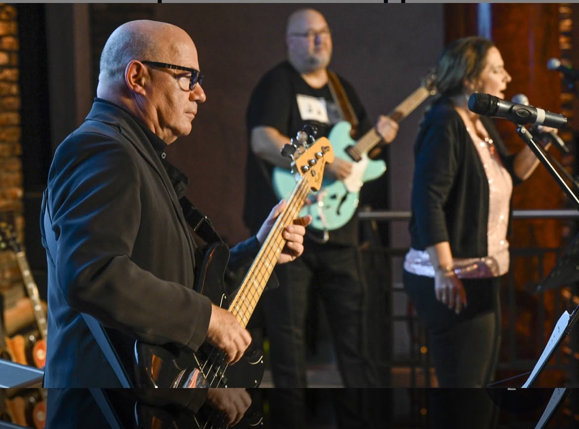 ROSATONES bei einem Live-Auftritt mit Bass, Gitarre und Gesang