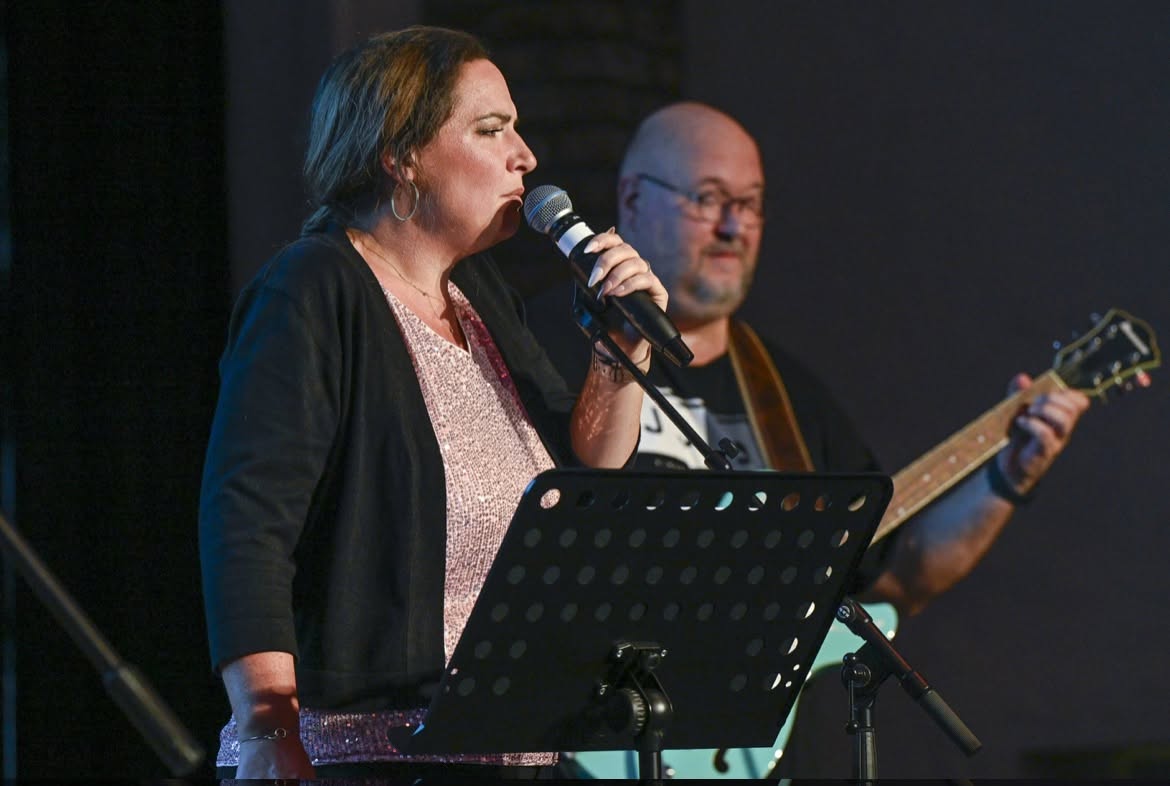 ROSATONES live mit ihrer Sängerin auf der Bühne